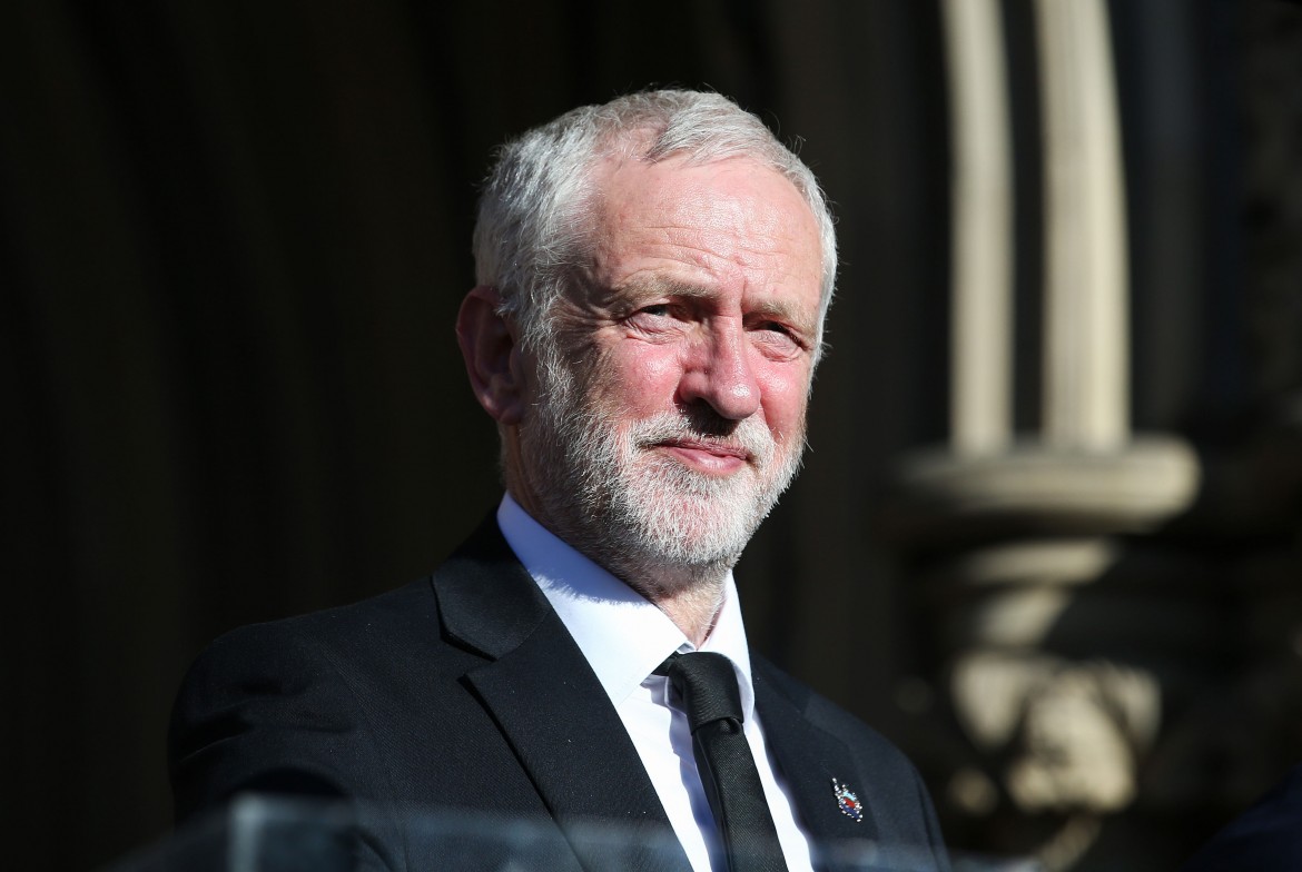 «La guerra al terrorismo non funziona», Corbyn infrange il tabù e sale nei sondaggi