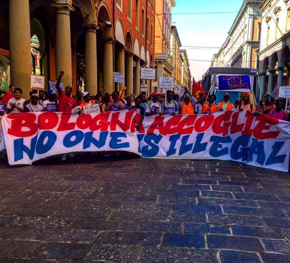 «Nessuno è illegale» sfila anche a Bologna. Ma stavolta il sindaco non c’è, né il Pd