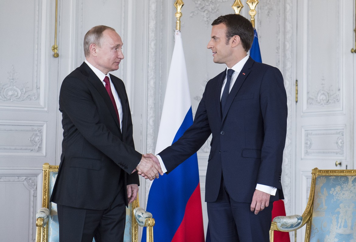 Versailles, Macron affronta Putin