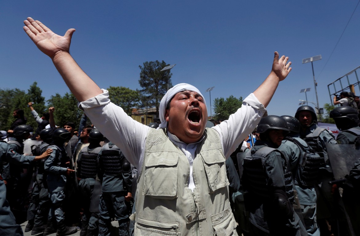 Kabul, le forze speciali sparano sulla folla, 5 morti, decine di feriti