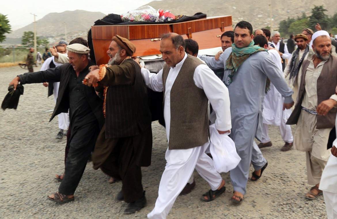 Autobomba a Kabul e kamikaze a Lahore: oltre 60 morti