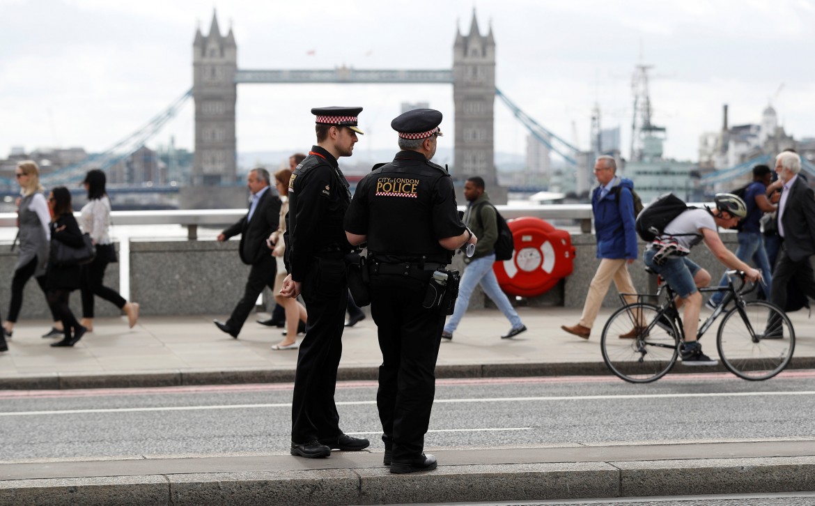 La polizia rende noti volti e nomi degli attentatori. Isis rivendica, ma l’attacco pensato in Gran Bretagna