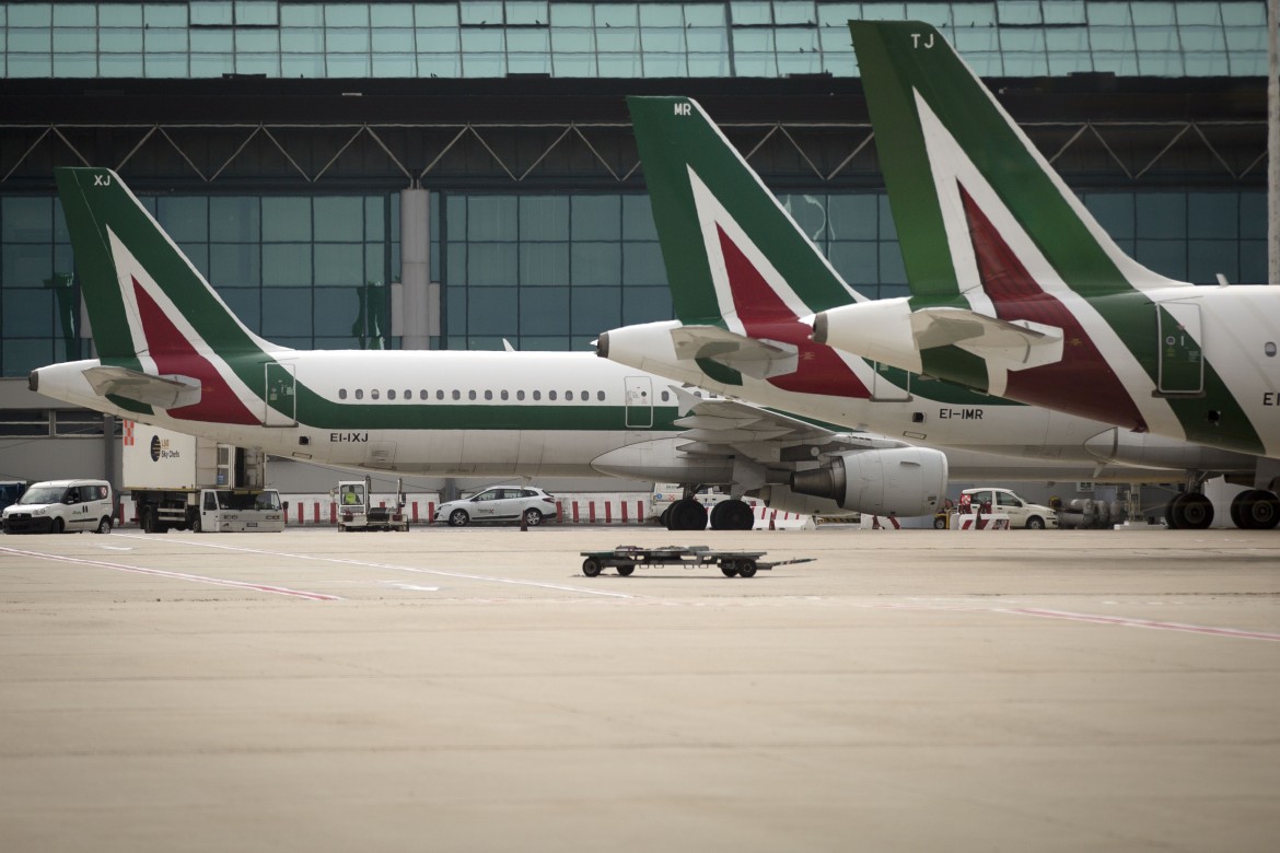 «Alitalia è in perdita, serve un piano»: M5s e Lega pronti a nazionalizzarla