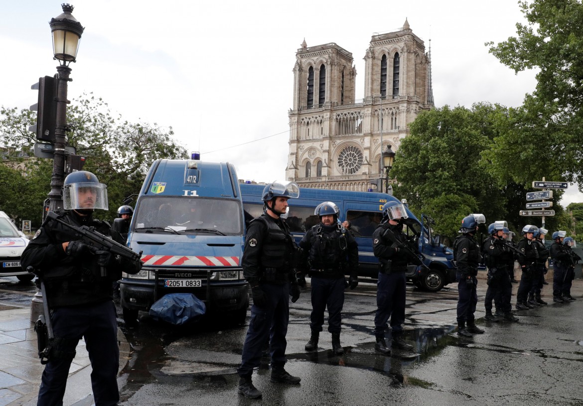 Terrore a Parigi, un poliziotto aggredito a Notre Dame