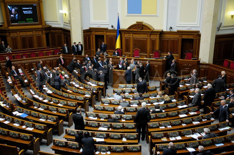 Il parlamento di Kiev vota l’adesione alla Nato. Ma ora è l’Ue a frenare