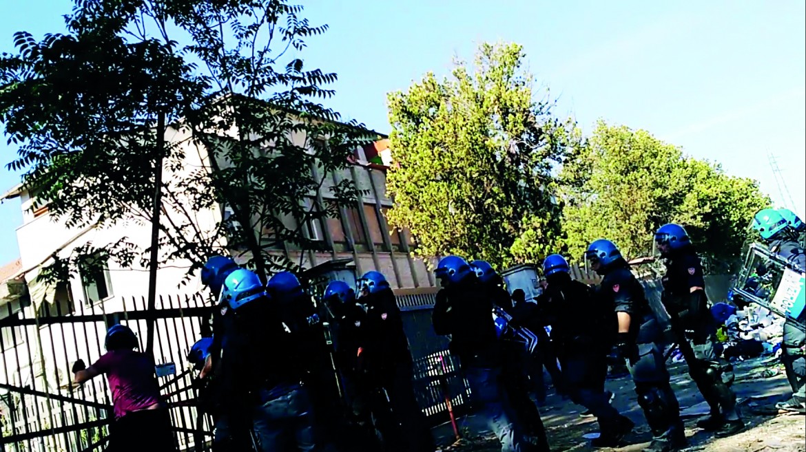Migranti sgomberati a Roma: «Picchiati dalla polizia»
