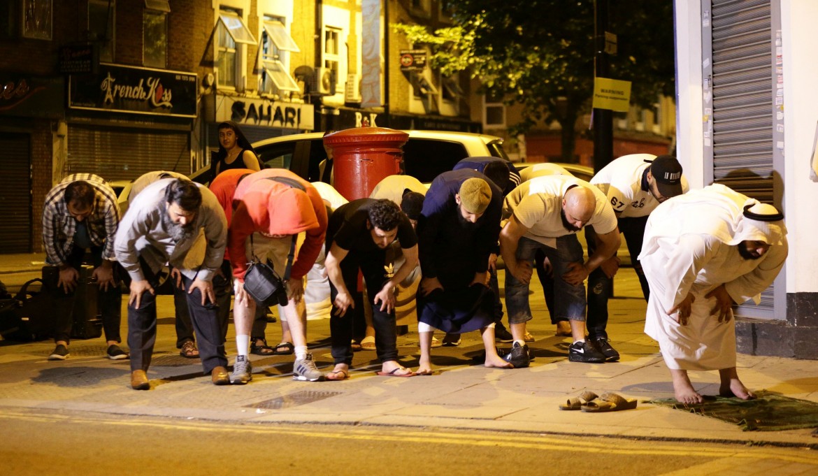 Londra, attacco alla moschea. Furgone contro musulmani