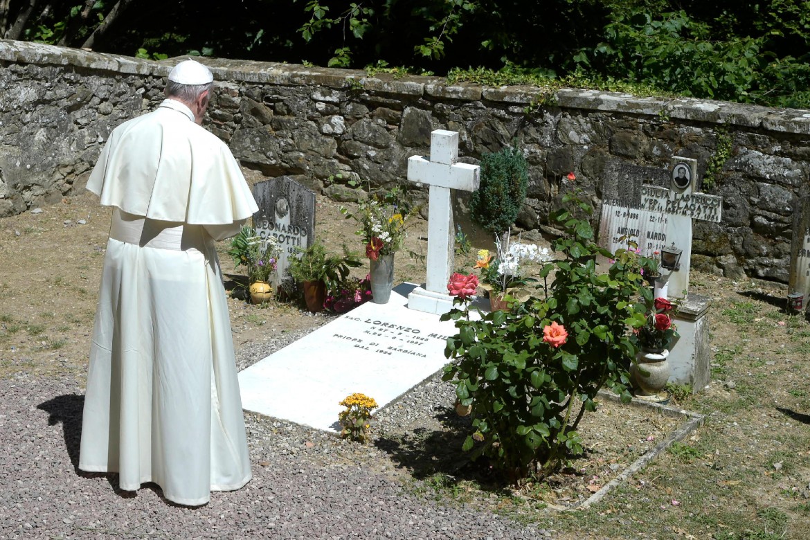 Papa Francesco rende omaggio ai due preti «scomodi»