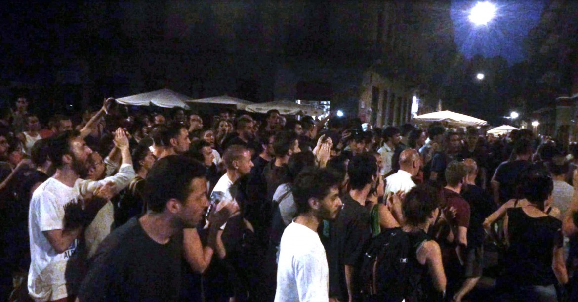 Torino, cariche della polizia sulla «movida». Appendino in imbarazzo, il M5S pure
