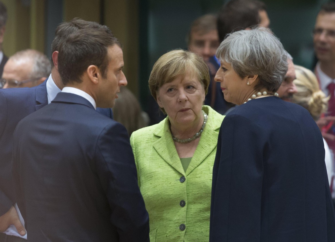 Macron: “storico” passo avanti sulla difesa europea