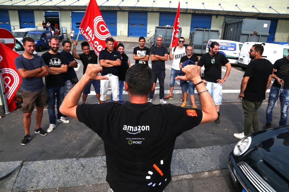 Sciopero e picchetti dei corrieri di Amazon a Milano e Origgio