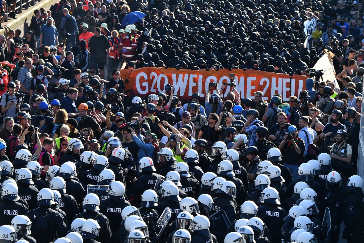 Amburgo: «Welcome to hell», cariche e scontri pre G20
