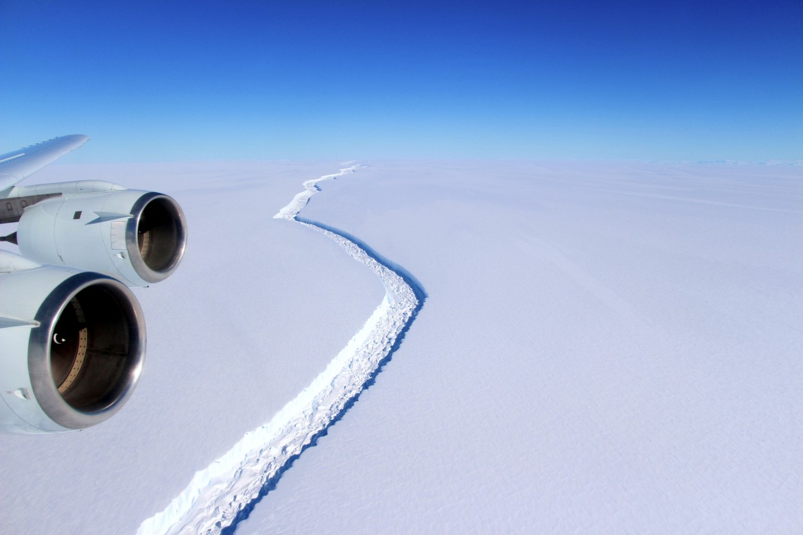 Il polo sud si crepa in un iceberg gigante