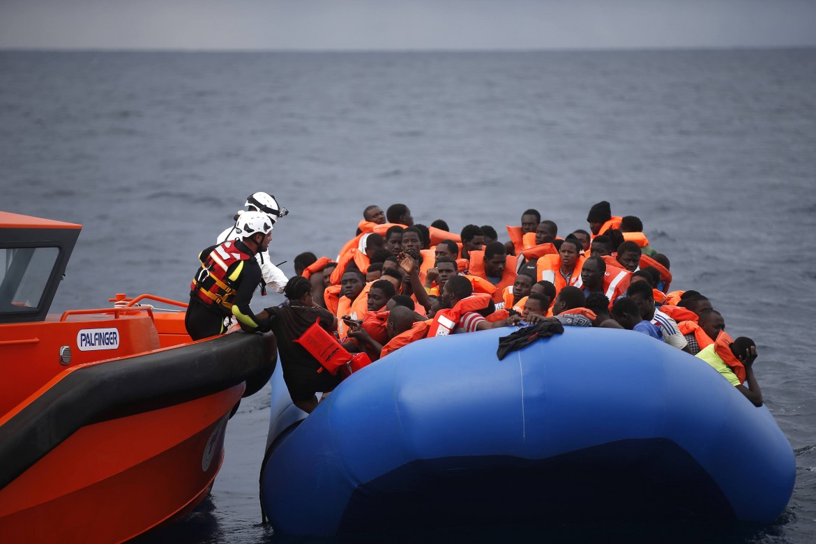 Migranti, vescovi contro Renzi: «Aiutarli a casa loro non basta»