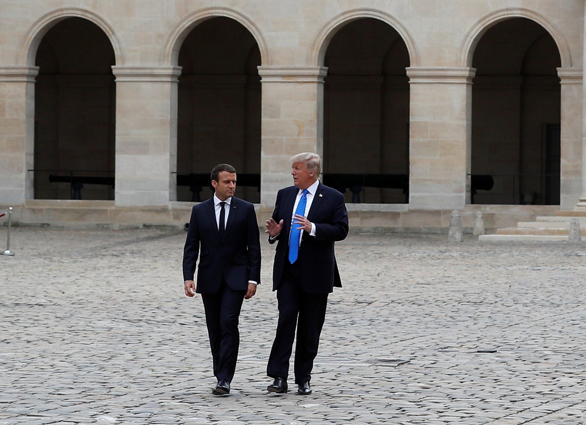 Macron e il gioco dei simboli (diplomatici)