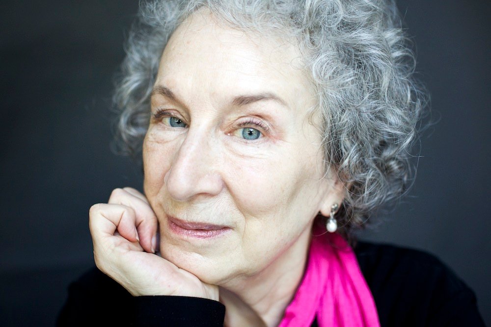 Ossessiva e distopica,  la favola nera di Margaret Atwood