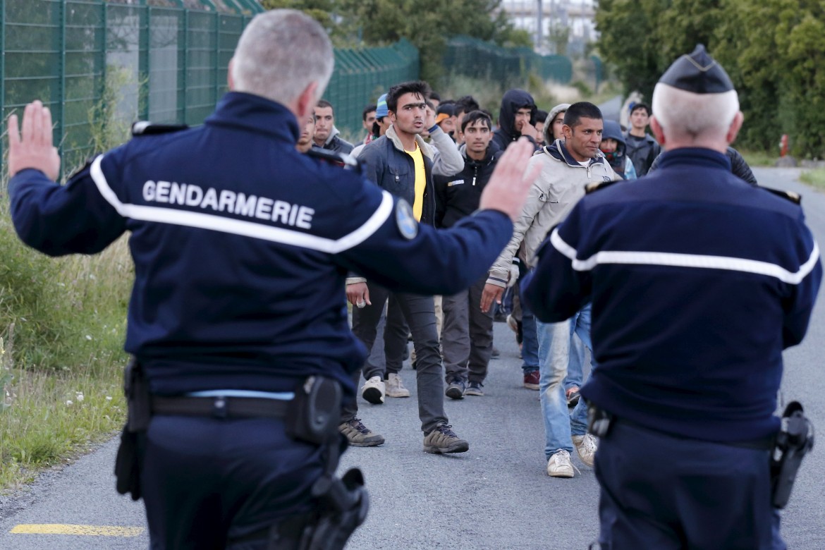 A Calais gas al peperoncino su adulti e bambini inermi