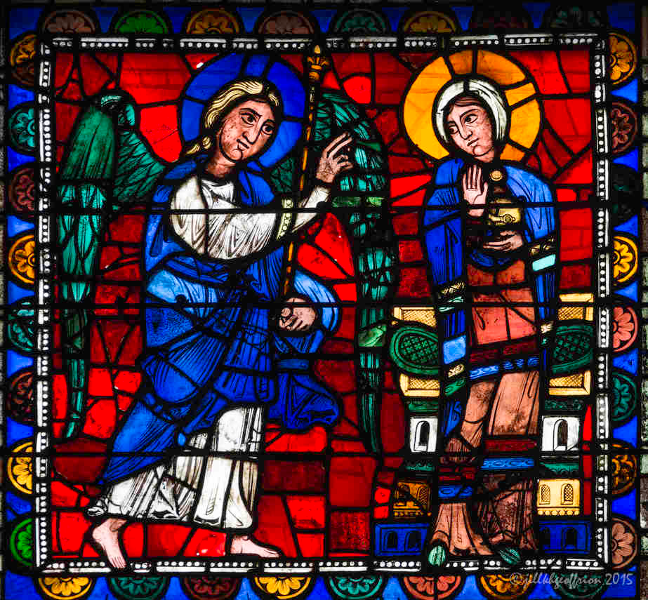 Chartres, il bianco crema che spegne le vetrate