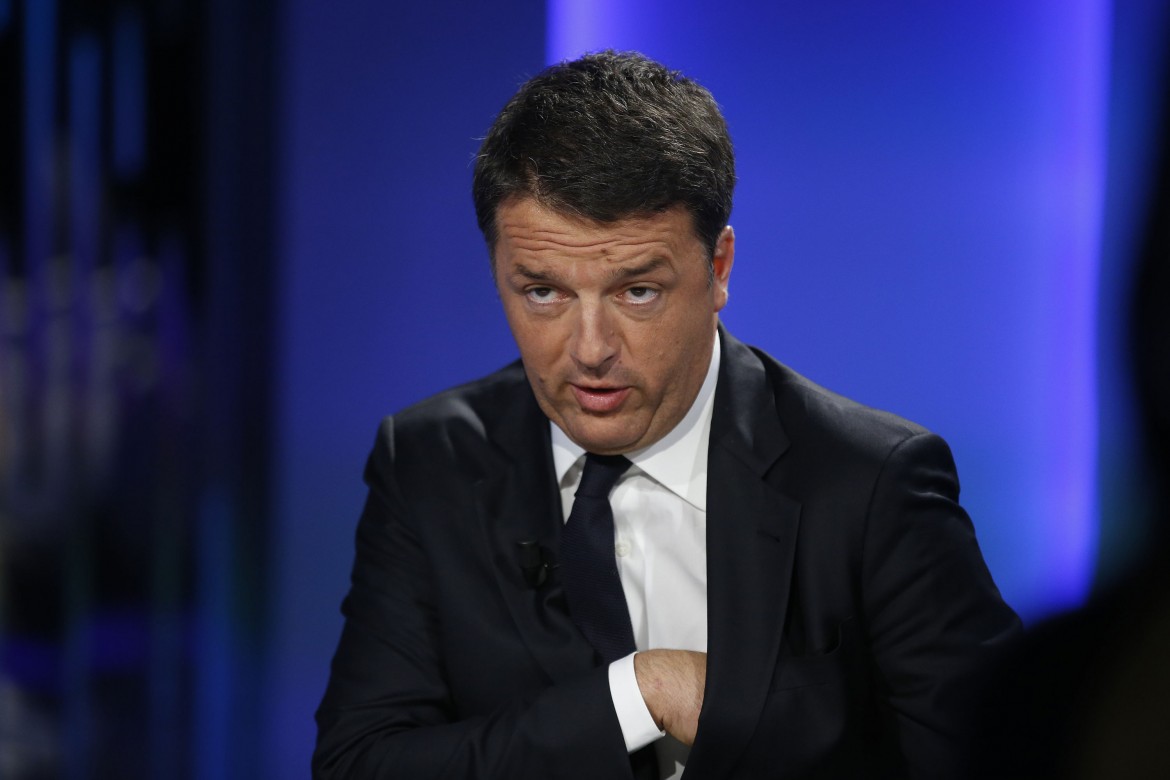 Renzi scippa il “pugno di ferro” a Grillo e Salvini