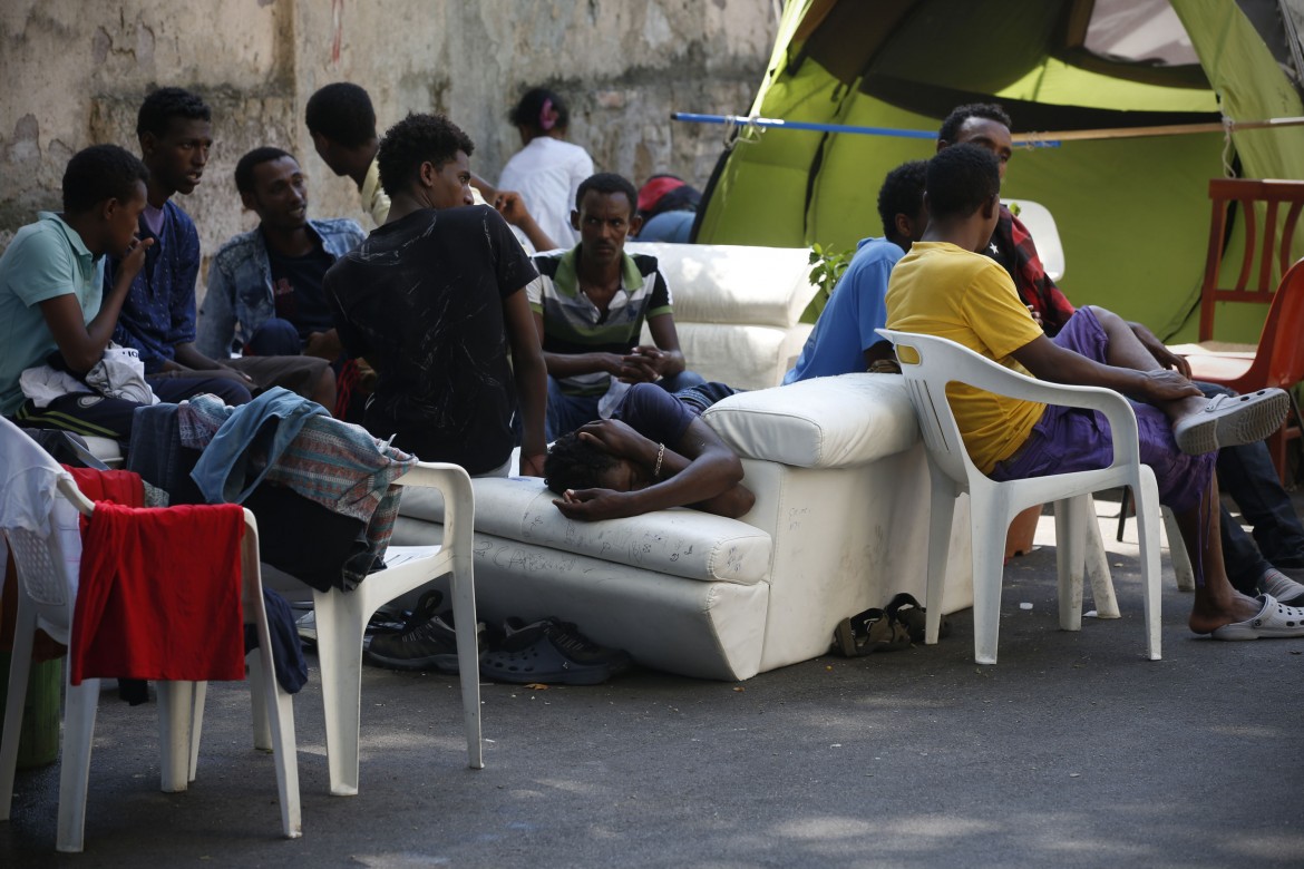 Roma maglia nera dell’accoglienza: profughi nei parchi