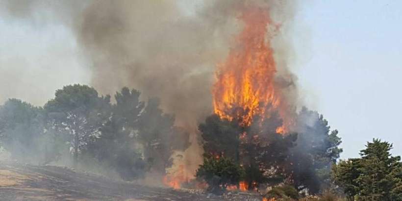 Ragusa, pompieri volontari appiccavano il fuoco per 10 euro all’ora