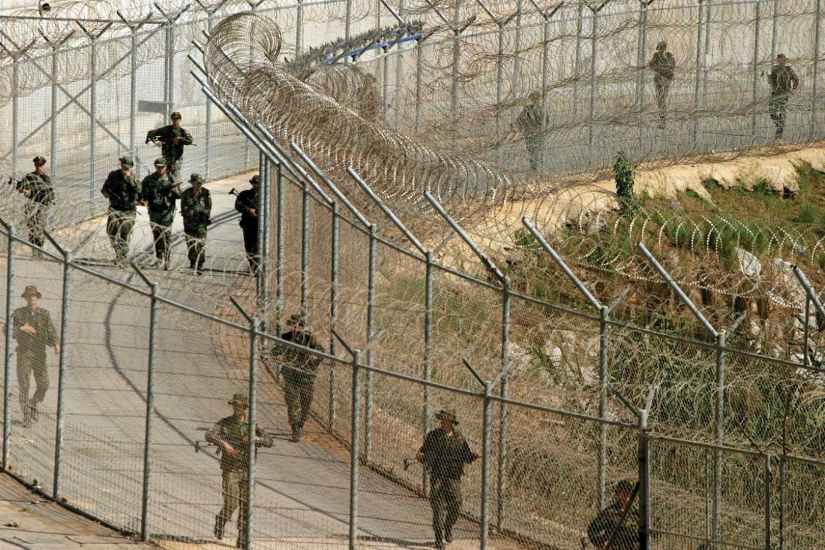 Il governo di Madrid chiude la frontiera di Ceuta: pressione migratoria insostenibile