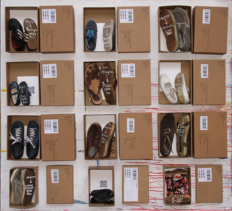 Le dodici scarpe inviate da Thaer Maarouf, foto di Jakob Haueisen