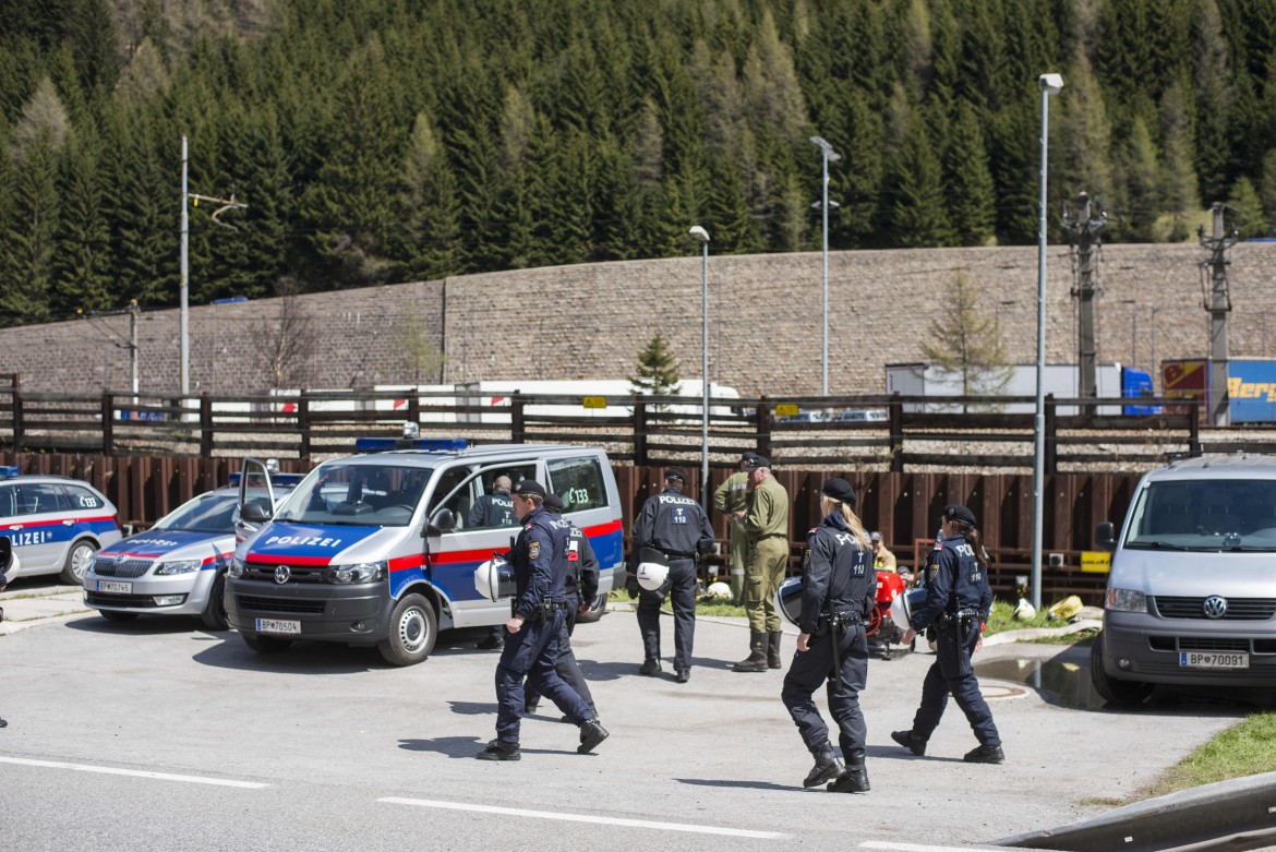 L’Austria schiera l’esercito al Brennero: «Ma senza panzer». L’ira del Viminale