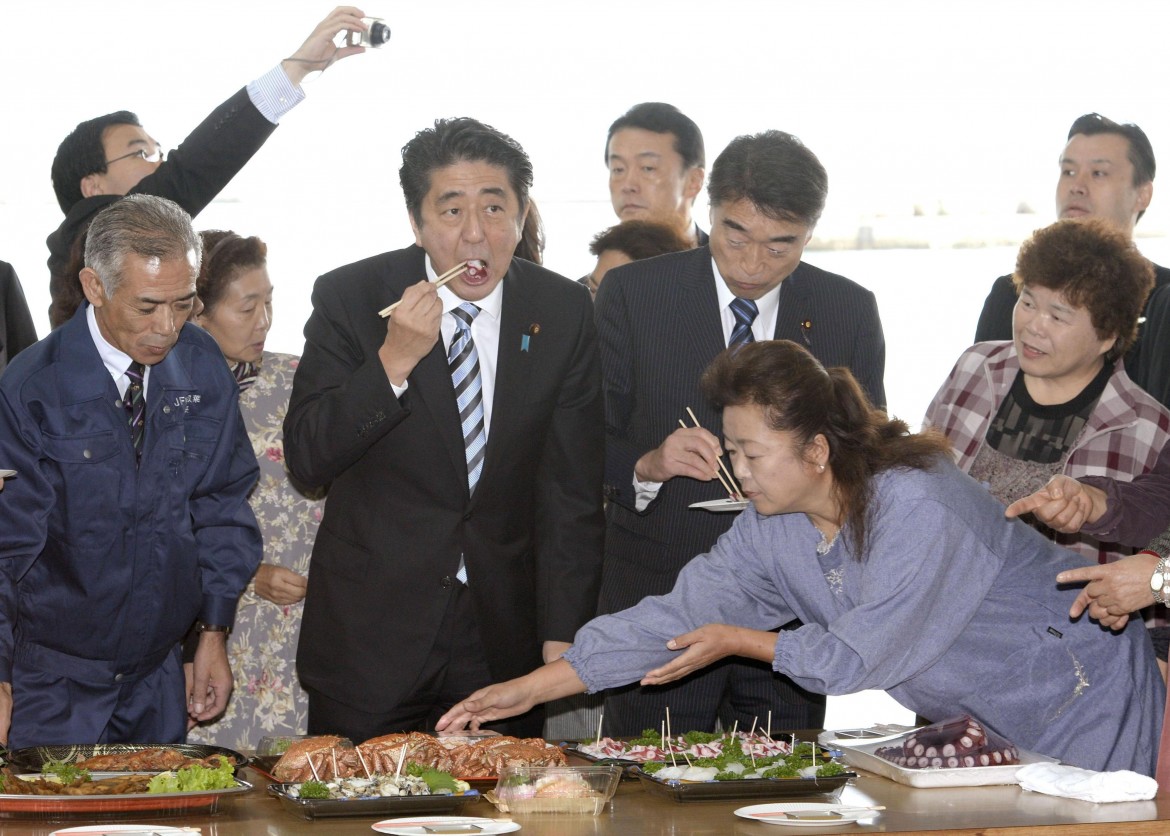 Giappone, Abe esulta: Pil in aumento.  Ma i salari rimangono «piatti»