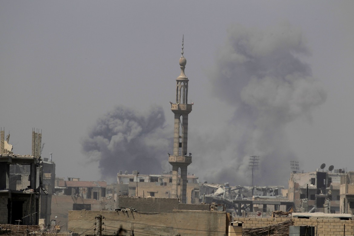 Raqqa, decine di morti sotto le bombe Usa