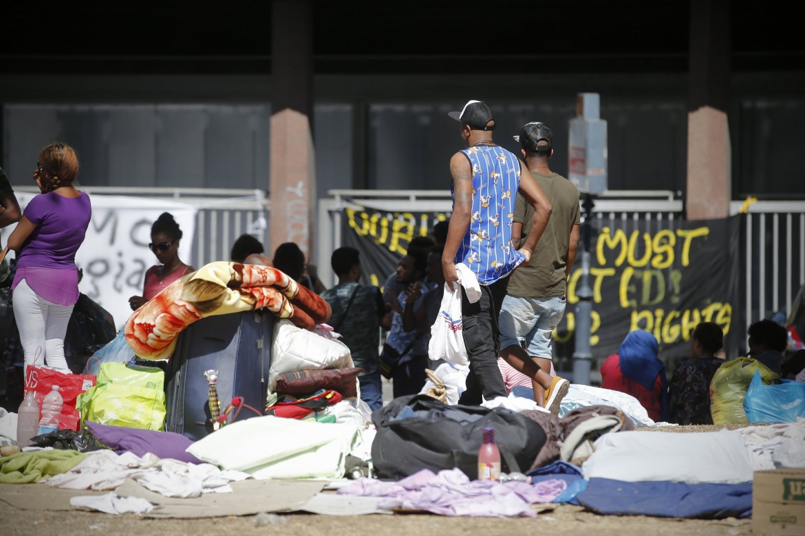 Gli sfollati di via Curtatone: «Lavoriamo di giorno e poi dormiamo sulle panchine»