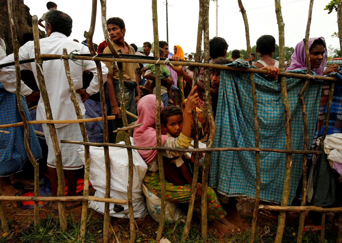 La strage dei rohingya: 400 morti nei pogrom dell’esercito birmano