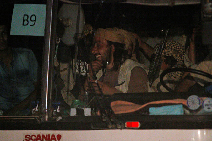 Gli autobus con i miliziani dell’Isis restano bloccati