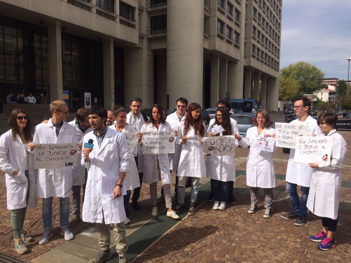 Giovani medici in rivolta: «Sbloccate i bandi e aumentate le borse di studio»