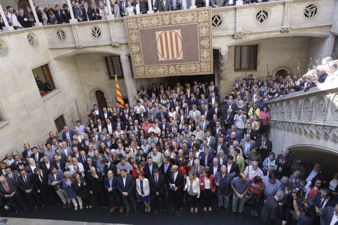 Scontro con Madrid, i settecento sindaci disobbedienti accolti a Barcellona