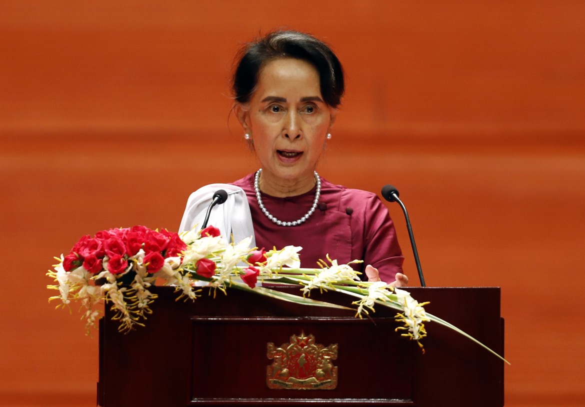 Crimini contro i rohingya, guai per Aung San Suu Kyi