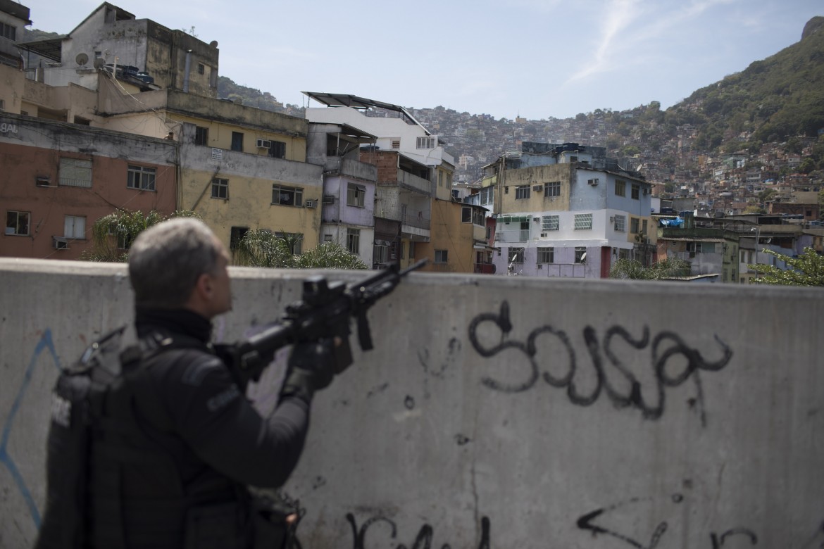 Il Brasile schiera l’esercito sul fronte della Rocinha