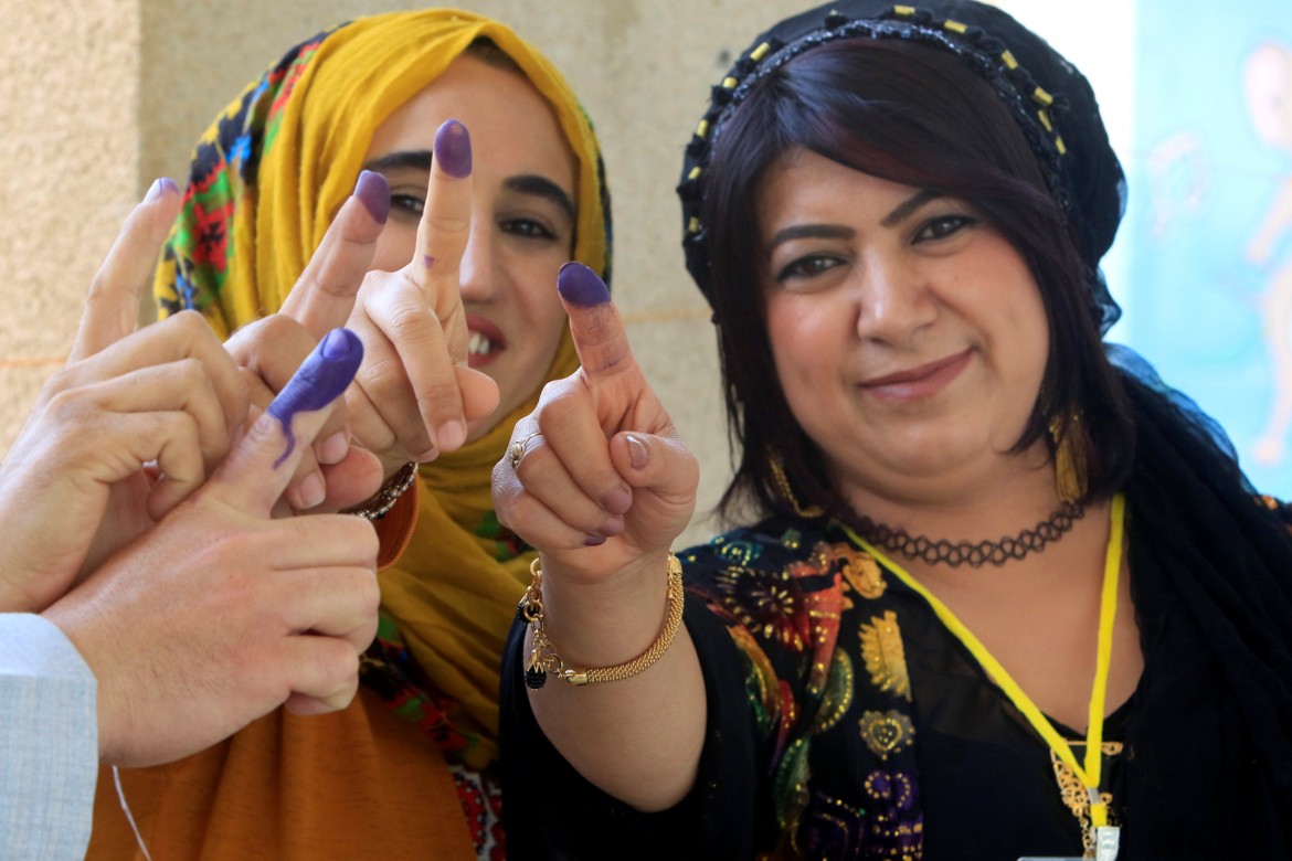 Il voto sotto assedio dei kurdi: seggi pieni, truppe al confine