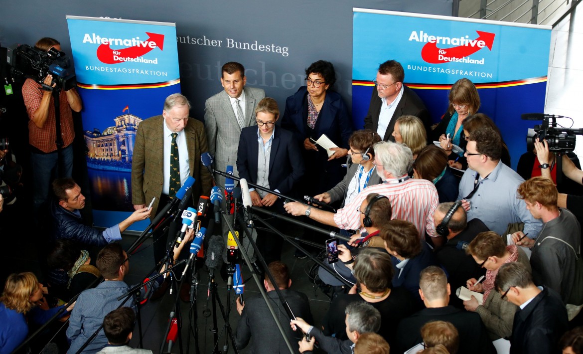 La prima della AfD al Bundestag, ma il partito dell’ultra destra perde altri pezzi