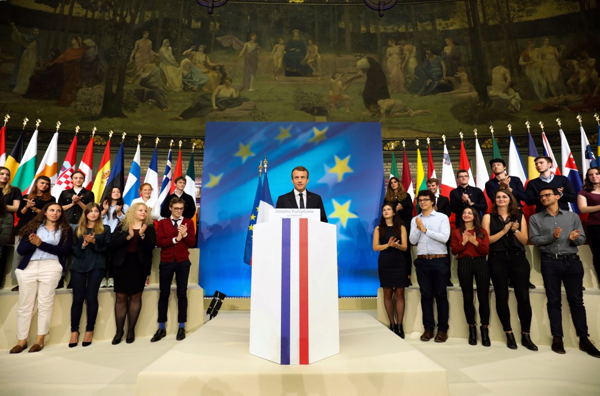 Macron, “Sisifo felice” scala la montagna Europa