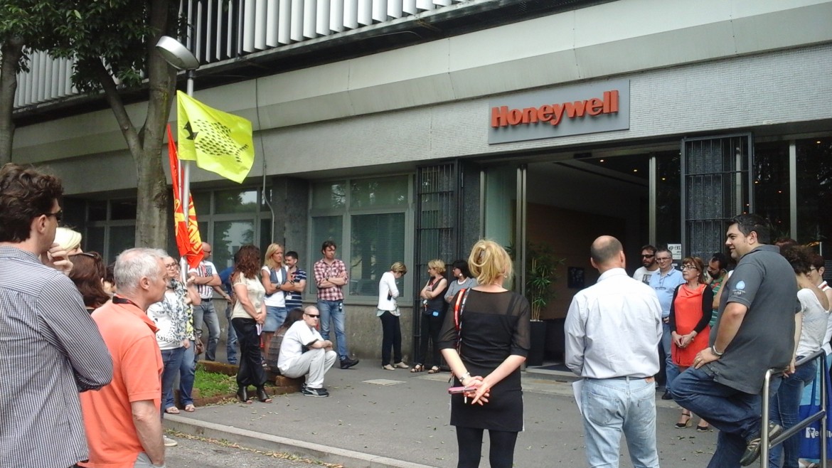 «Honeywell ha preso un miliardo e ora scappa», la rabbia dei lavoratori