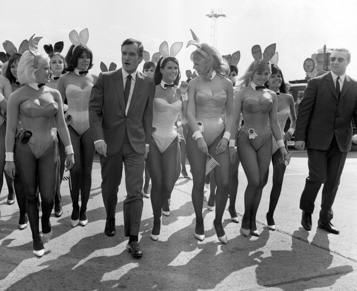 Hugh Hefner con alcune playmates nel 1966 (foto Playboy/PA Wire)