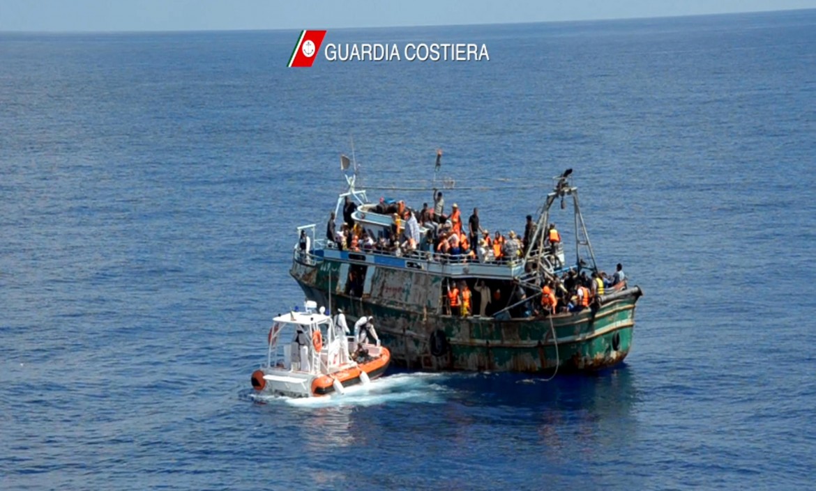 Nave militare tunisina sperona barcone di migranti, almeno 8 morti