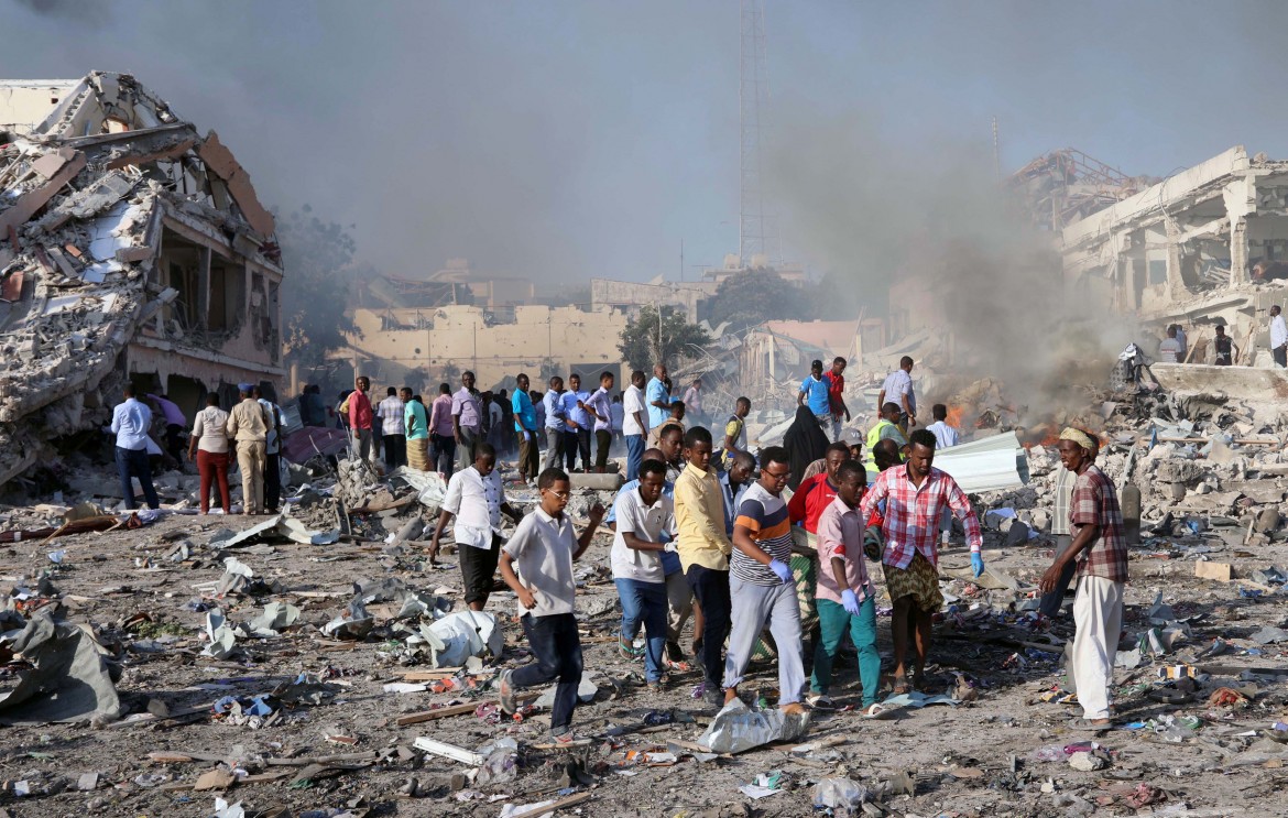 Orrore a Mogadiscio, oltre 300 i morti