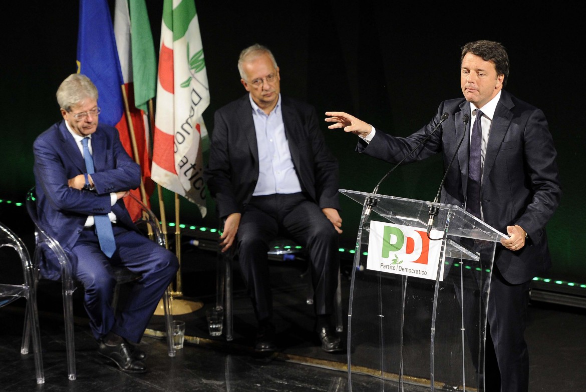 Unanimi ma già (quasi) tutti contro Renzi. Veltroni: mai la sinistra così in basso