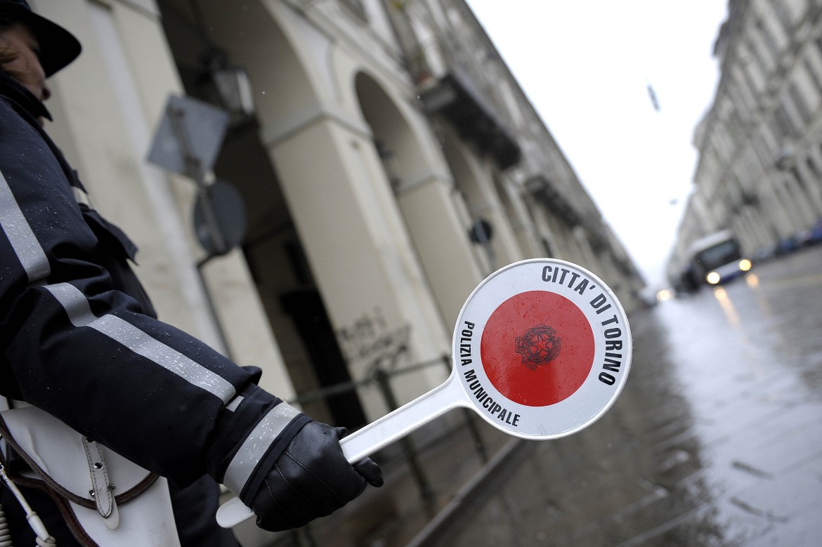 Torino soffoca per lo smog: «Tenete le finestre chiuse»