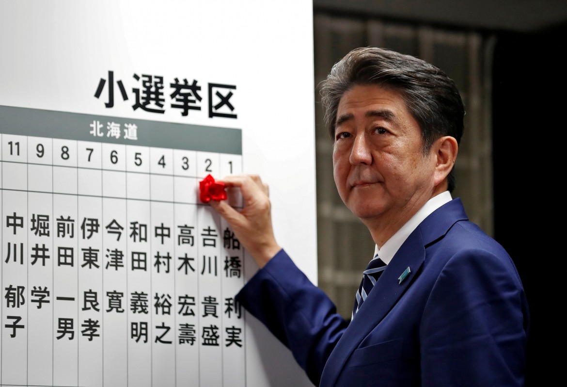 In Giappone Abe va, i suoi alleati no. E a sinistra torna l’unità