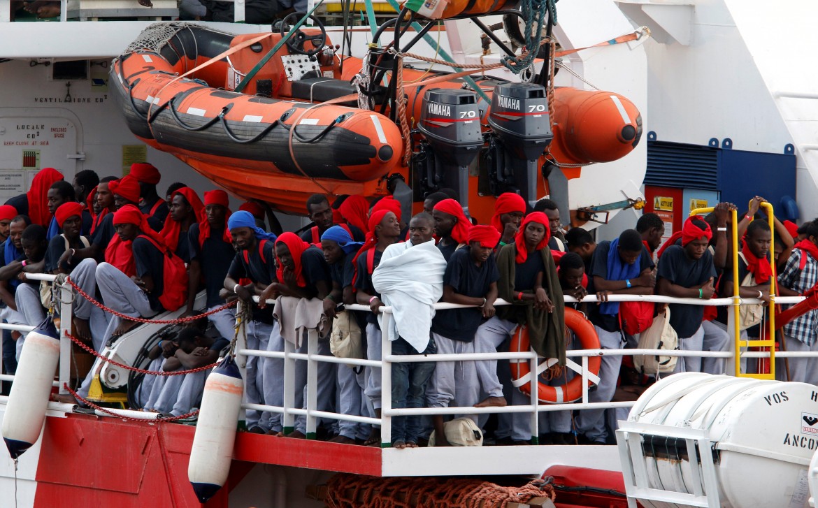 Migranti, perquisita la nave di Save the Children