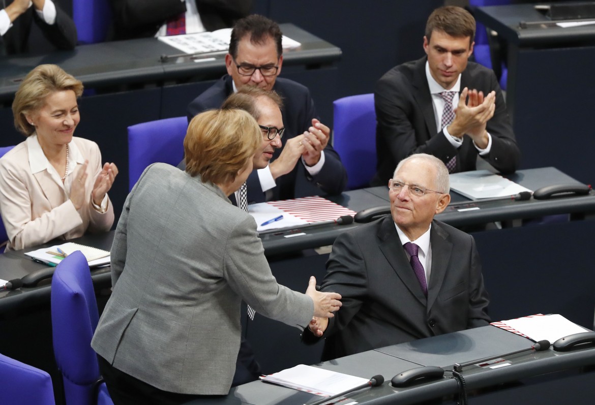 Merkel promuove e rimuove il falco Wolfang Schauble