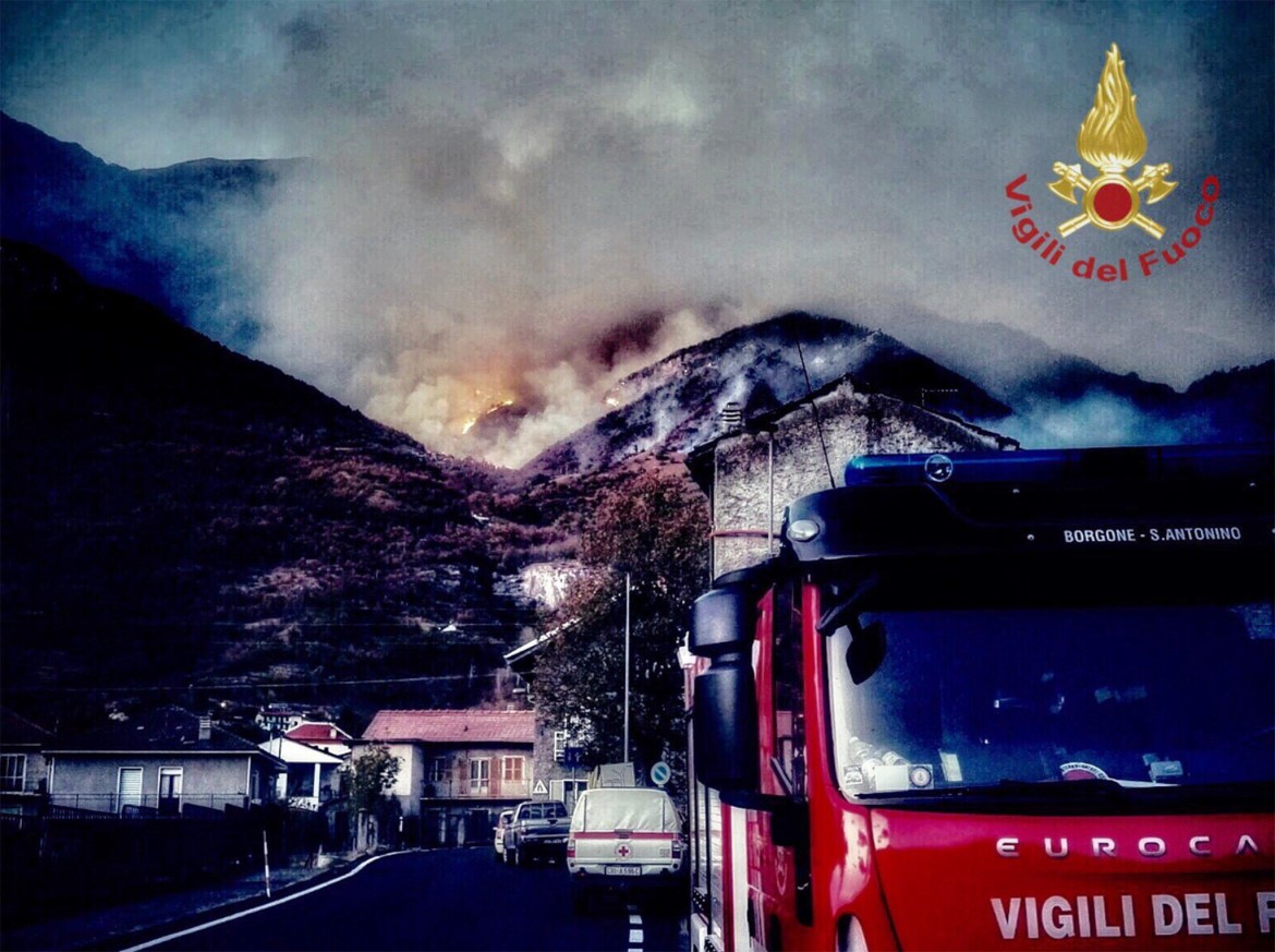 Le fiamme divorano la Val Susa. A Torino smog alle stelle